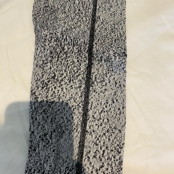 Lululemon workout pants - Picture 4 of 6